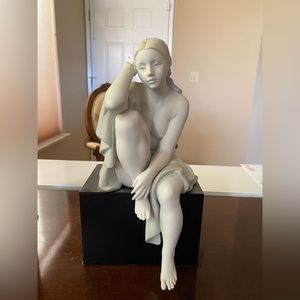 RETIRED 2004 ‘LOST IN THOUGHT’ Lladro item#01016887